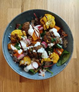 Salade aux légumes de saison, quinoa et falafels