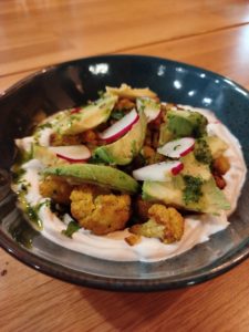 Chou-fleur rôti au curry, avocat et yaourt tahini.