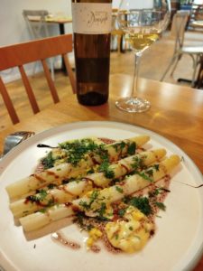 Asperges blanches, crème mimosa aux herbes.